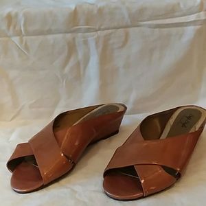 Soft Style by Hushpuppies tan patent slides